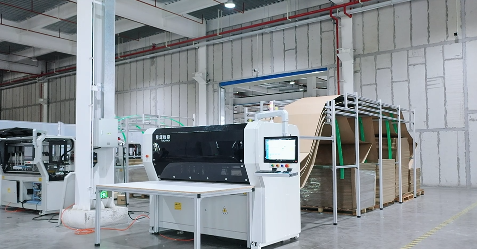 Excitech Meluncurkan Mesin Karton Berkecepatan Tinggi untuk Industri Pengemasan Papan Pabrik Furnitur.
