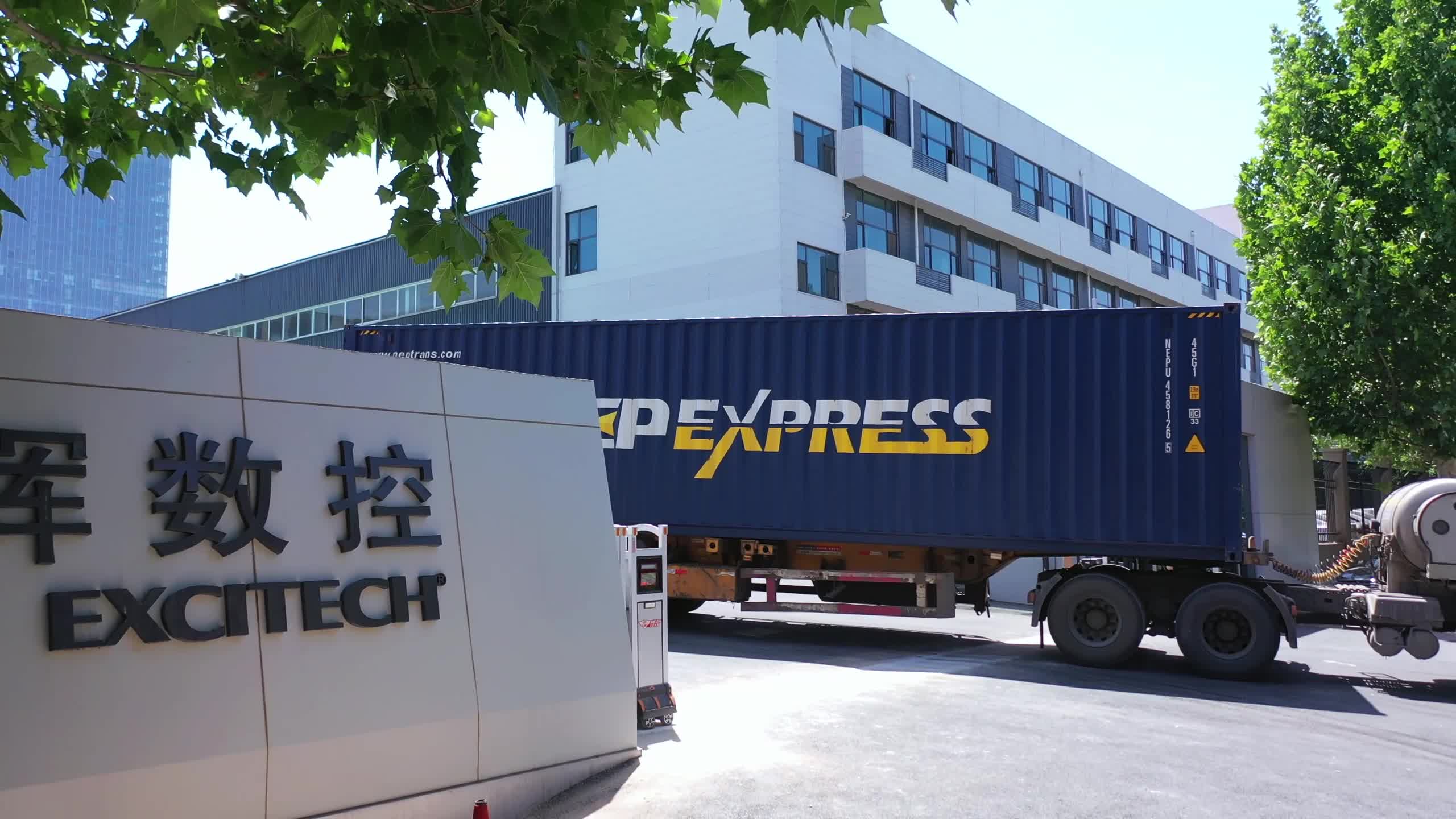 Pabrik Excitech mengirimkan pesanan pelanggan. Mengirimkan barang dengan aman ke pabrik pelanggan